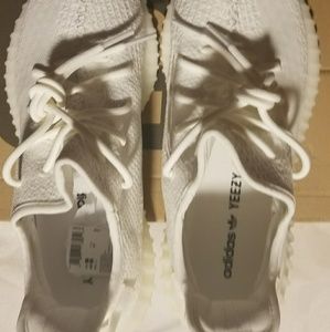 BRAND NEW Yeezy Boost 350 v2 Cream White